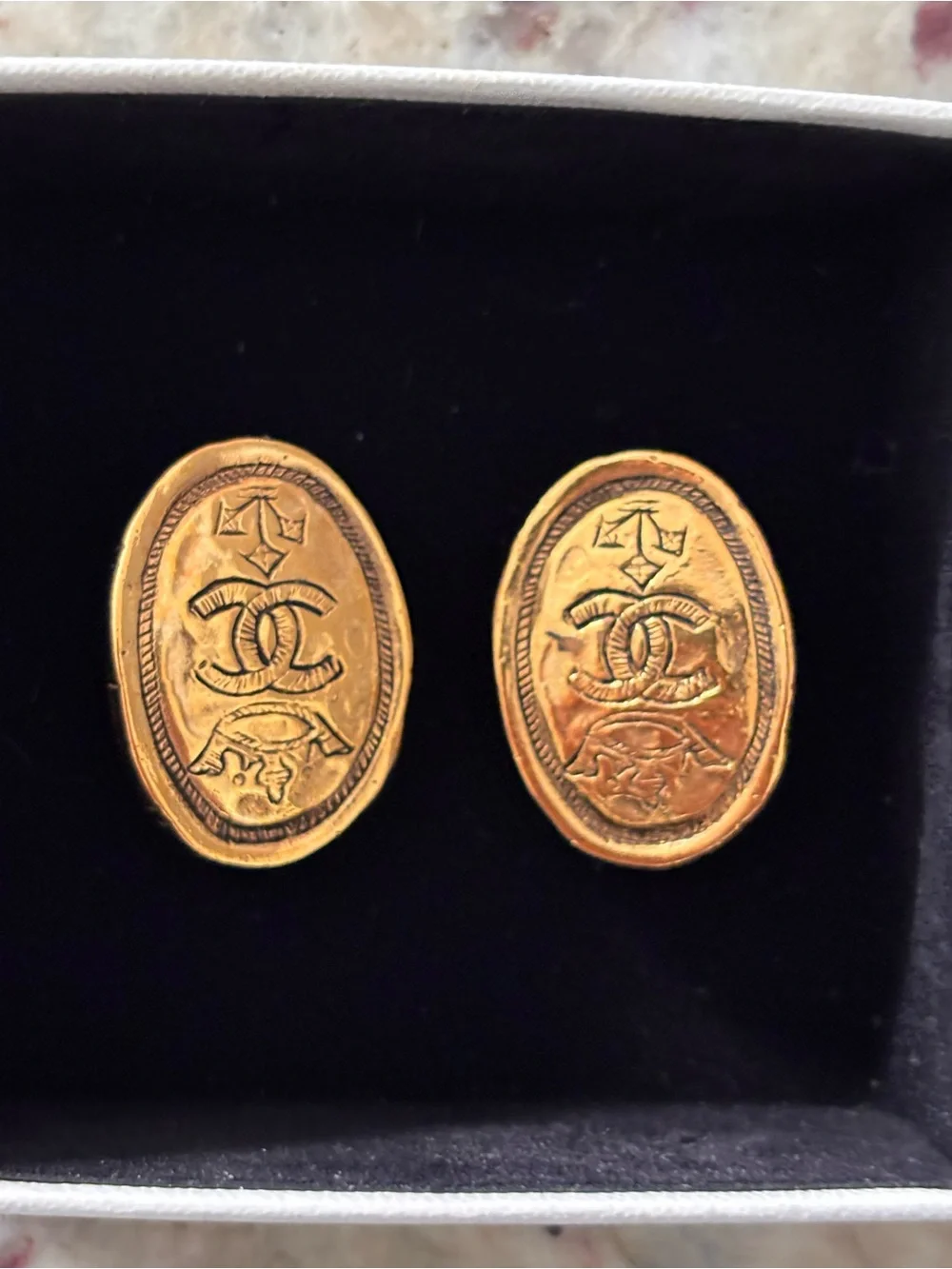 Authentic CHANEL 1980s gold plated crown oval earrings clip on